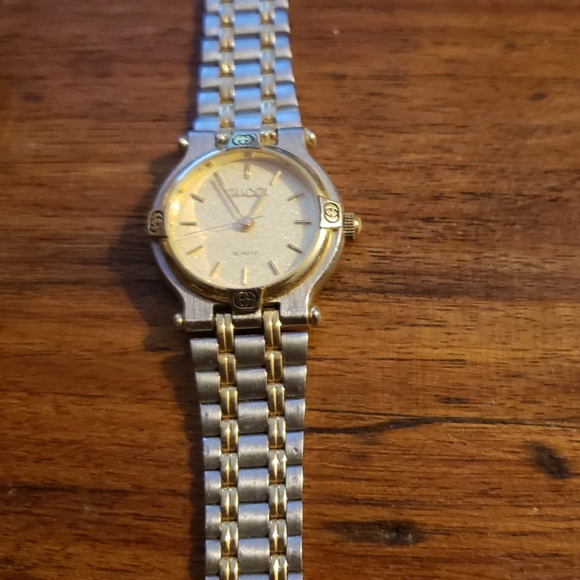 Authentic  Vintage Gucci Watch - Picture 1 of 6